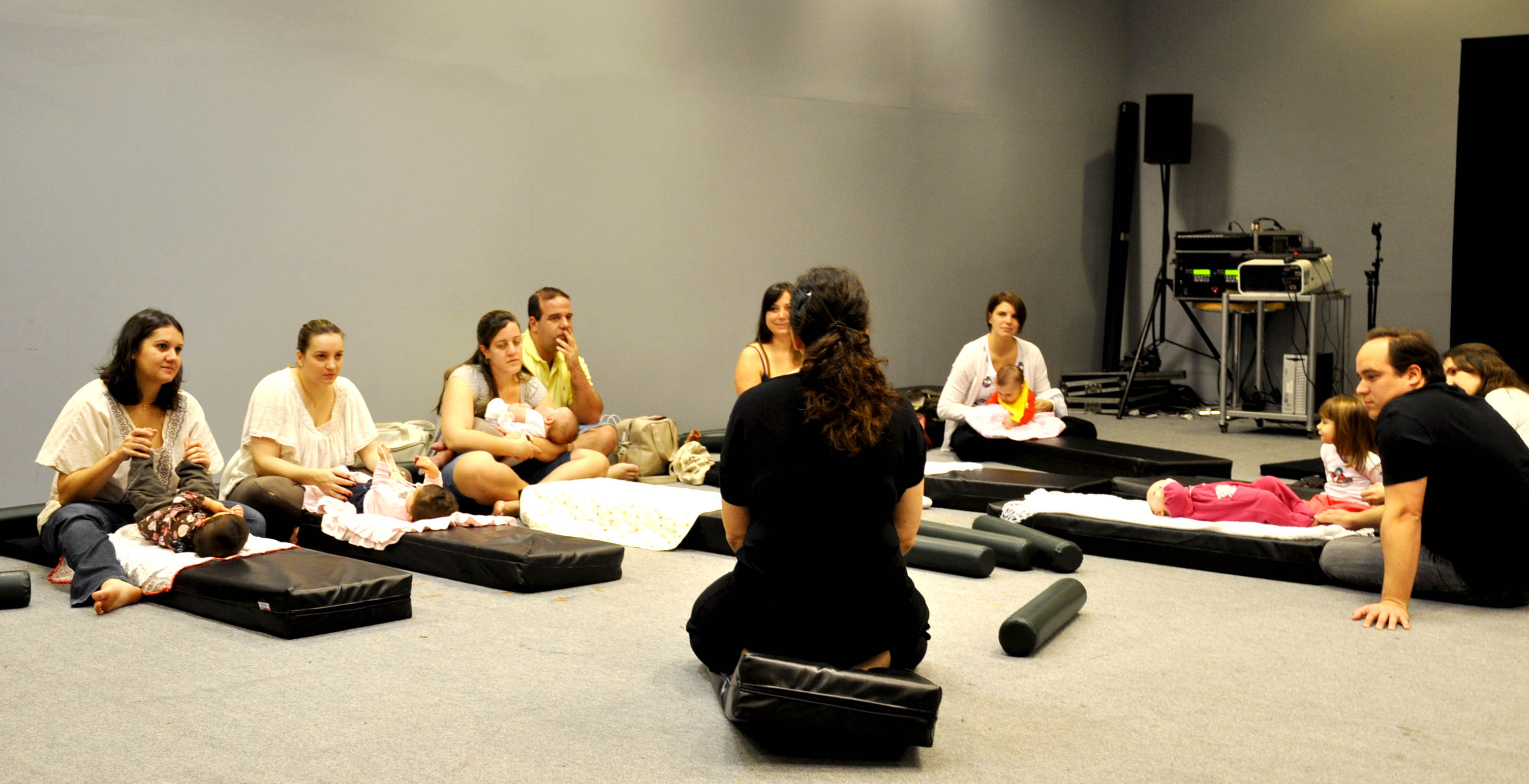 Massagem para Bebês - a técnica Shantala aproximando mães e filhos